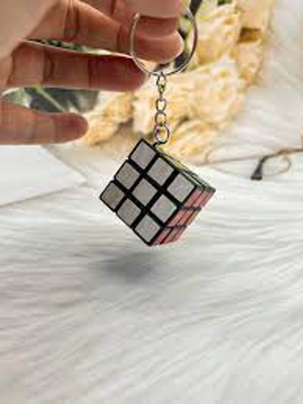 Mini Cube Keychain - Compact and Stylish Key Organizer - Mini