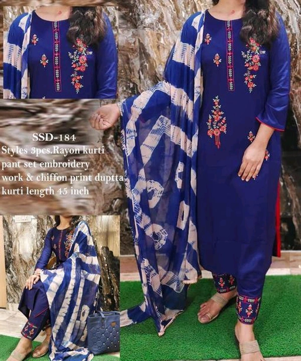 Women Rayon Kurta Set - M