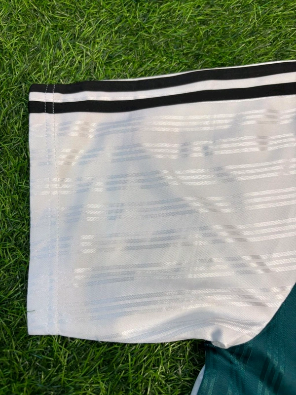 Retro Liverpool FC 1995-96 Away Half Sleeve - L