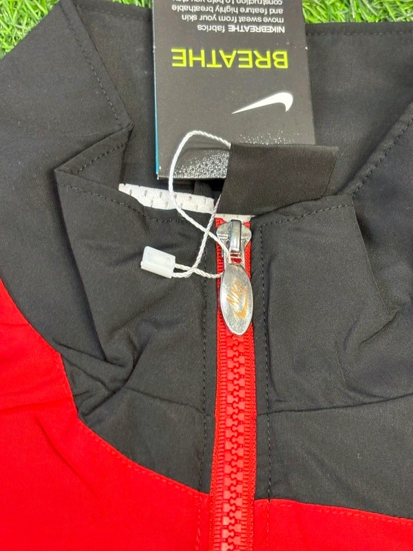 Retro Style AIG Manchester United Red Windbreaker Jacket - M