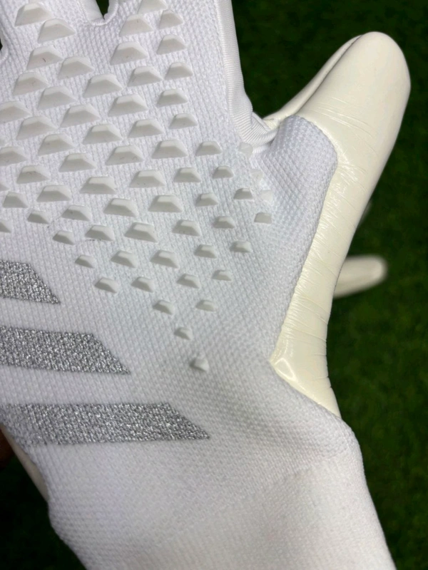 Predator Pro Goalkeeper Gloves White Colour - 8