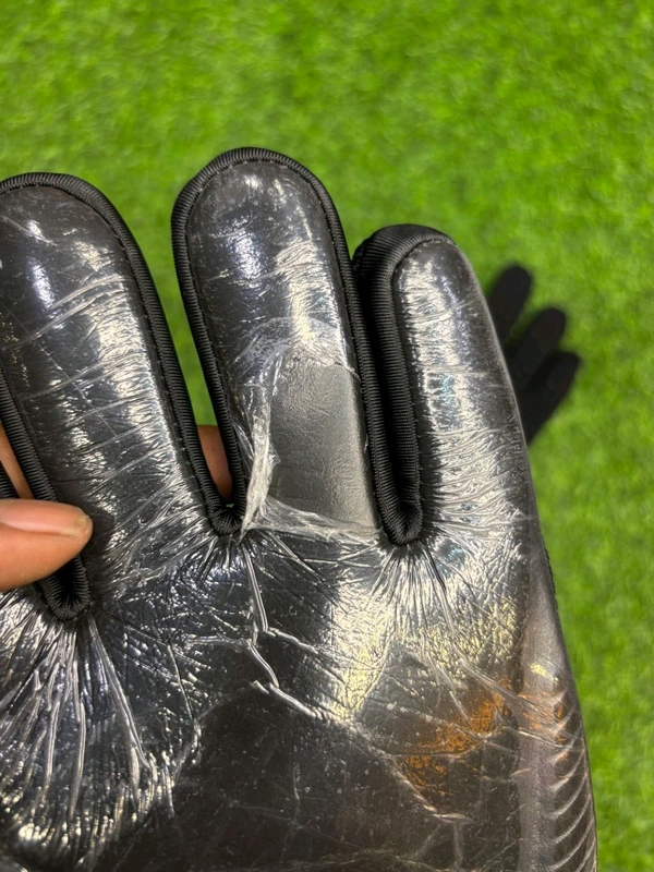 Predator Pro Black Colour Goalkeeper Gloves - 8