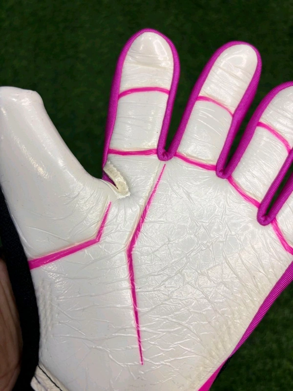 Predator Black And Pink Colour Premium Match Gloves - 10
