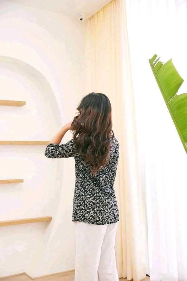 Black Jaal Floral Print Top Cotton V-Neck Short Kurti Tunic for Women - Celtic, S