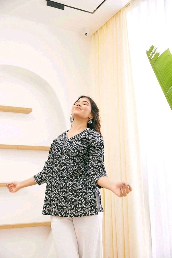 Black Jaal Floral Print Top Cotton V-Neck Short Kurti Tunic for Women - Celtic, XL