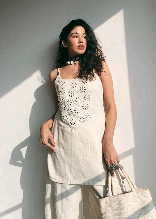 Sleeveless Cotton Flex Kurta Pant Set – Elegant Summer Style
- White, M