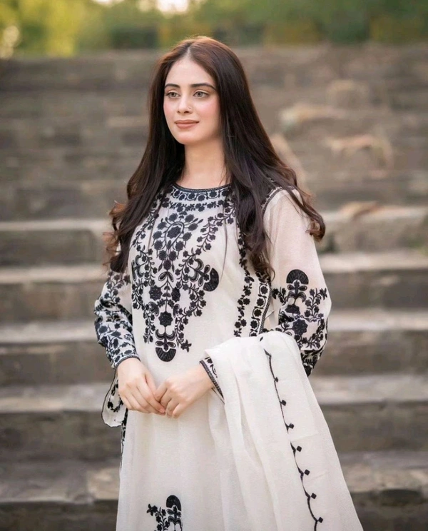 Marvelous White Color Thread Work Salwar Suit - L, White