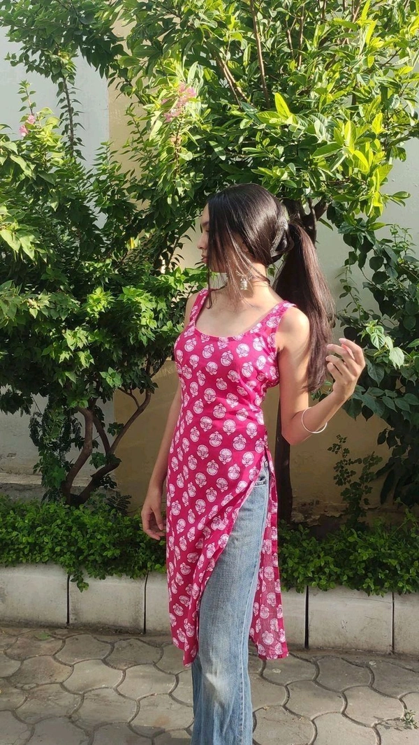 Women's Rayon Printed Sleeveless Kurta
- L, French Rose
