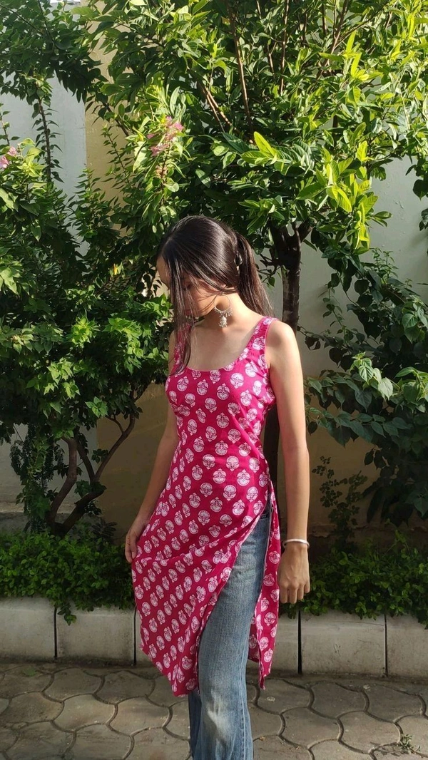 Women's Rayon Printed Sleeveless Kurta
- L, French Rose