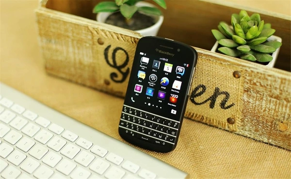 Blackberry Q10 Renewed - 16 GB, Black