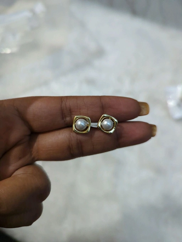 Pearl Studs  - Vz