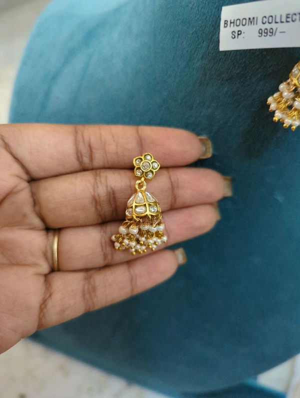 Small Jadua Kundan Buttalu  - Vz, White