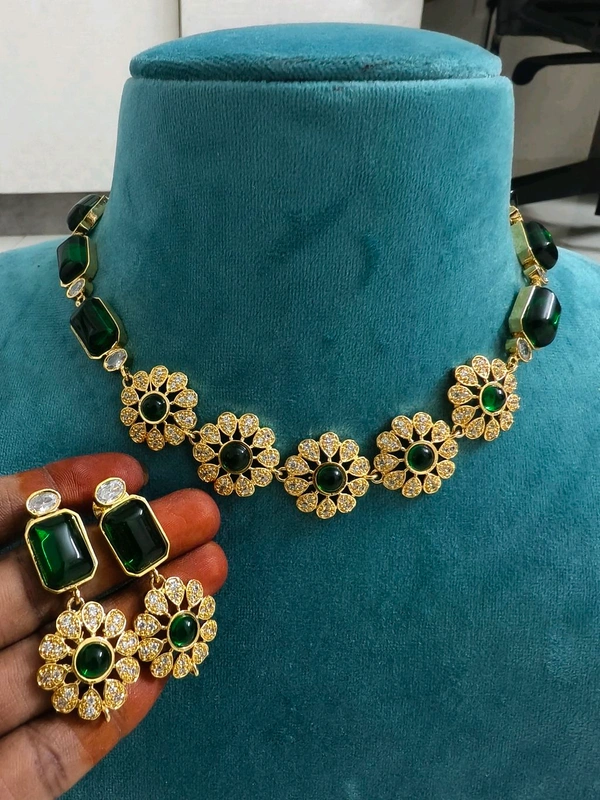 Stylish Choker - green