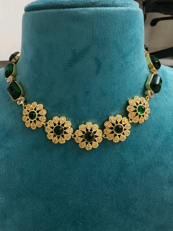 Stylish Choker - green
