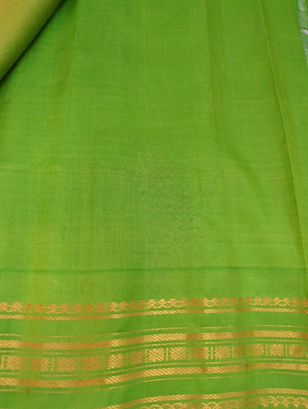 Pure Handloom Gadwal Pattu  - Green