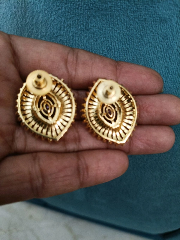 Designer Eye Shape Stud's  - Vz, voliyet