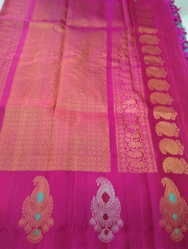 Pure Handloom Designer Gadwal Pattu  - green