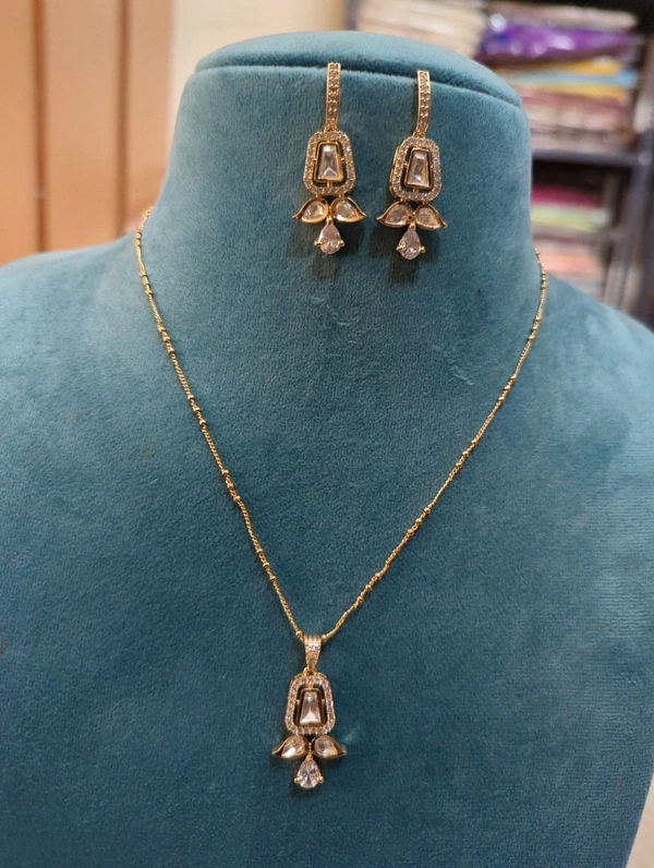 Kundan Pendent With Chain Rose Gold Polish  - Vz