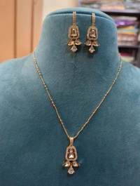 Kundan Pendent With Chain Rose Gold Polish  - Vz
