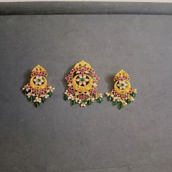 Jadua Kundan Pendant With Earrings 