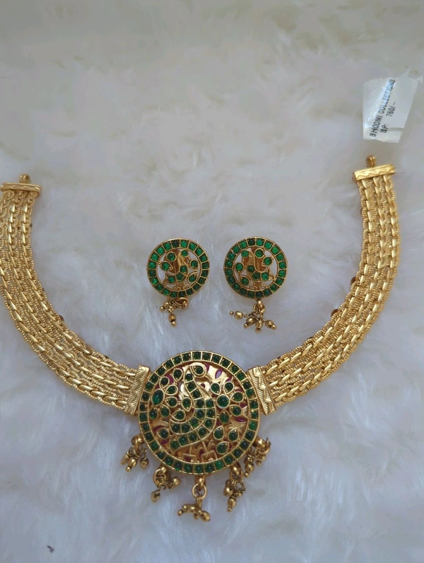 NECK SET WITH EAR RING - green and red
