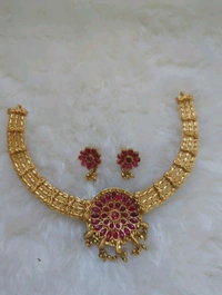 NECK SET WITH EAR RING - green and red