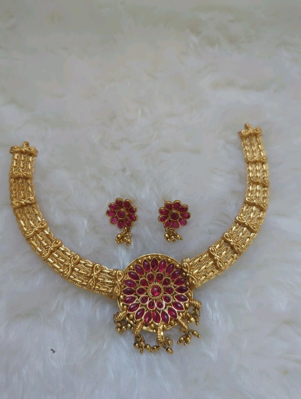 NECK SET WITH EAR RING - green and red