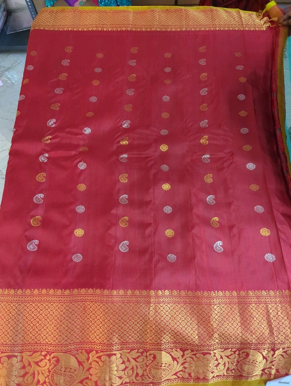 Pure Handloom Gadwal Pattu With Kuttu Boarders  - Red