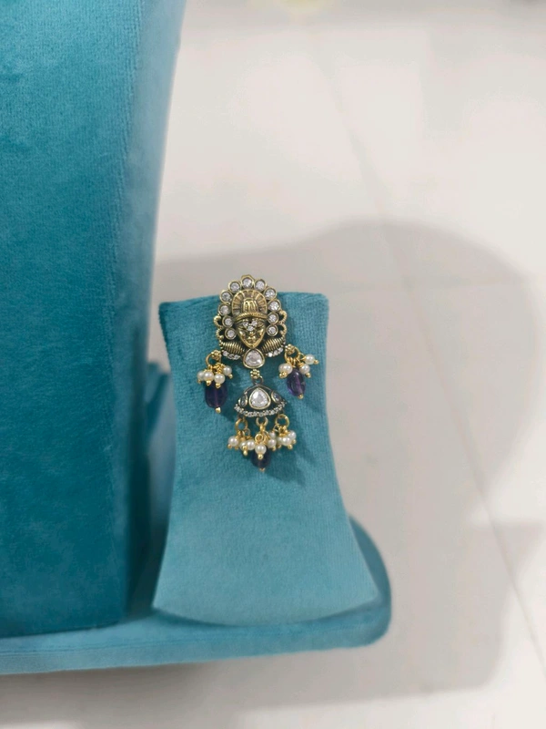 Invisible Chain With Victorian Pendant And Earrings  - HD