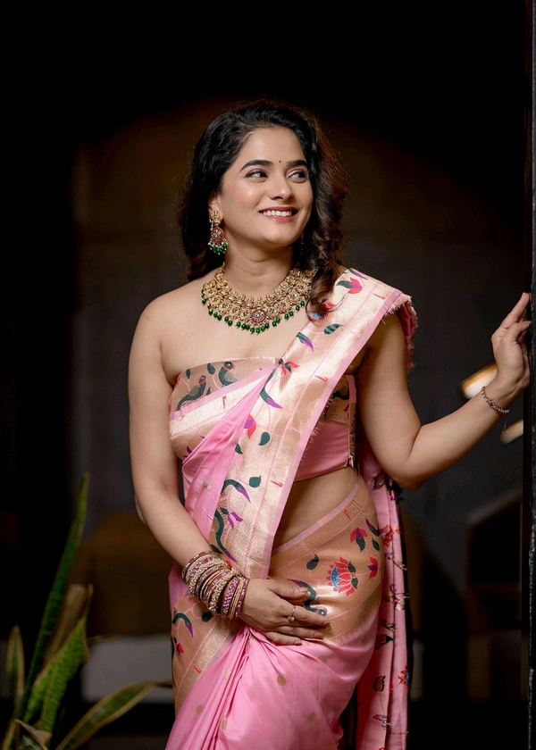 Celebrity Bhagyashree Mote Style Pure Kanchivaram Paithani Silk Saree 🌸 Original Zari Flower Design & Munia Border | Premium Soft Silk Saree with Running Blouse for Wedding & Festive Look - Light Pink, Free