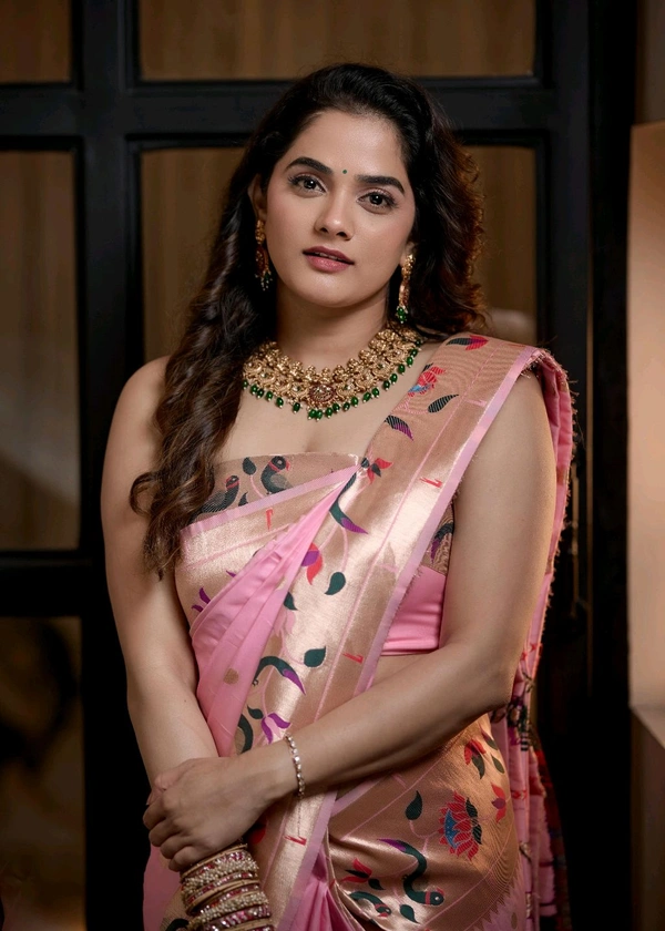 Celebrity Bhagyashree Mote Style Pure Kanchivaram Paithani Silk Saree 🌸 Original Zari Flower Design & Munia Border | Premium Soft Silk Saree with Running Blouse for Wedding & Festive Look - Light Pink, Free