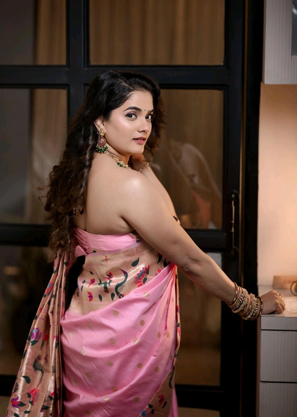 Celebrity Bhagyashree Mote Style Pure Kanchivaram Paithani Silk Saree 🌸 Original Zari Flower Design & Munia Border | Premium Soft Silk Saree with Running Blouse for Wedding & Festive Look - Light Pink, Free