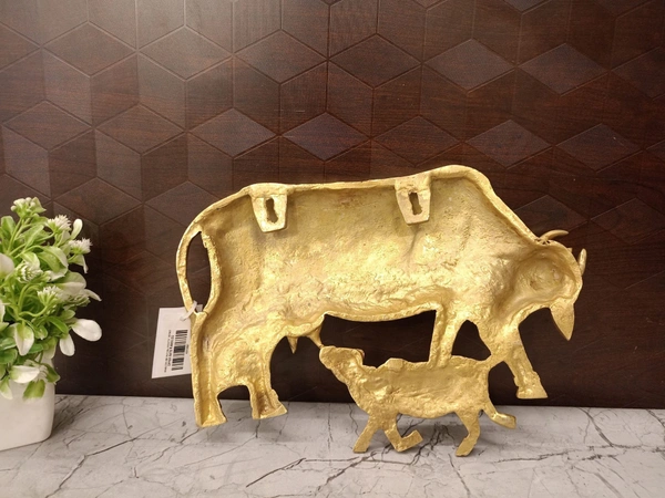 DecorsOne Brass Cow And Calf Wall Mount 8″