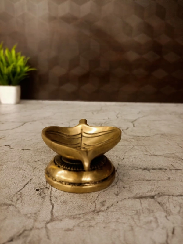 DecorsOne Brass Leaf Diya 1.5″