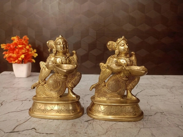 DecorsOne Brass Sitting Paavai Diya Set- 5″