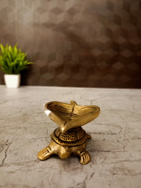 DecorsOne Brass Leaf Diya With Tortoise 1.5'