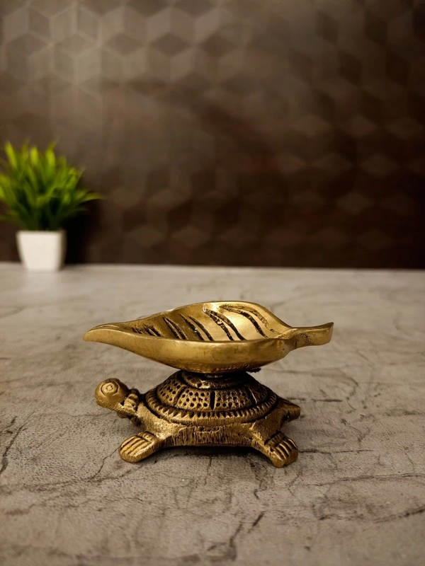 DecorsOne Brass Leaf Diya With Tortoise 1.5'
