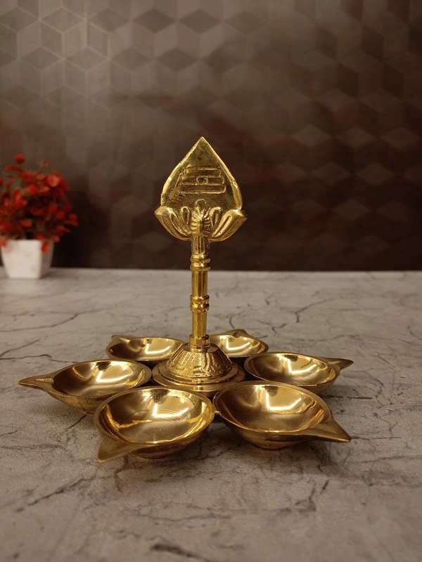 DecorsOne Brass Vell With Sex Diyas 5"