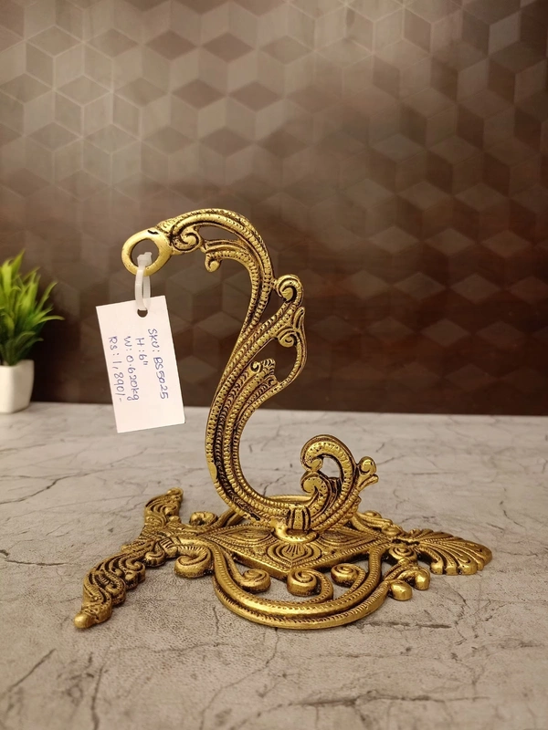 DecorsOne Brass Wall Disigne Bracket 6"