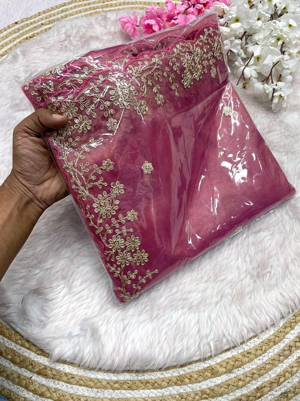 *Presents New Bollywood Trending Design** *👗 *Fabric : Twil net with parzim print*Blouse : heavy jalpari with work (un Sitch)*Work: beautiful C-pallu pitta work with cut work border