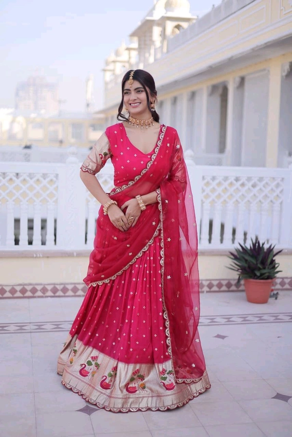 *LEHENGA CHOLI DUPATTA SET*