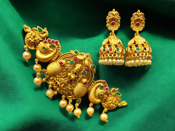 TEMPLE CHOCKER UNIQUE DESIGN