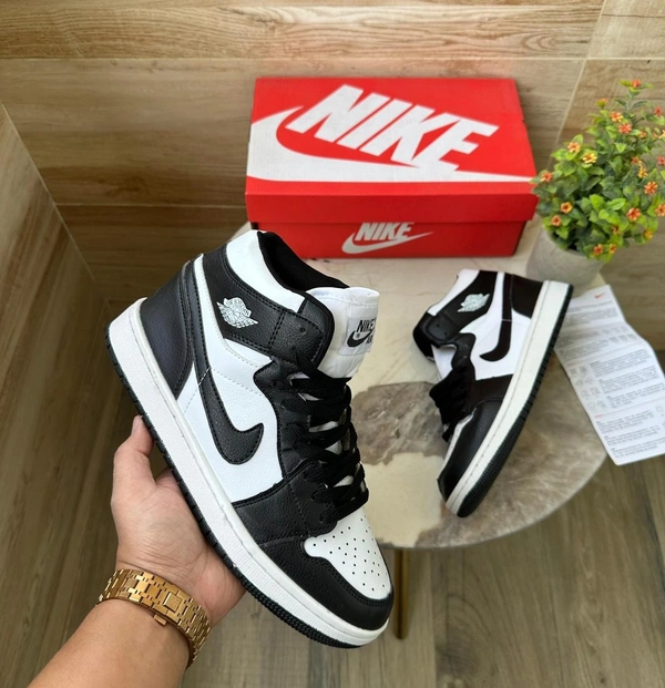 AIR JORDANS RETRO 1 OG PANDA MID🖤🖤 