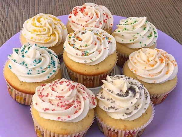 Slice VANILLA CUPCAKE 