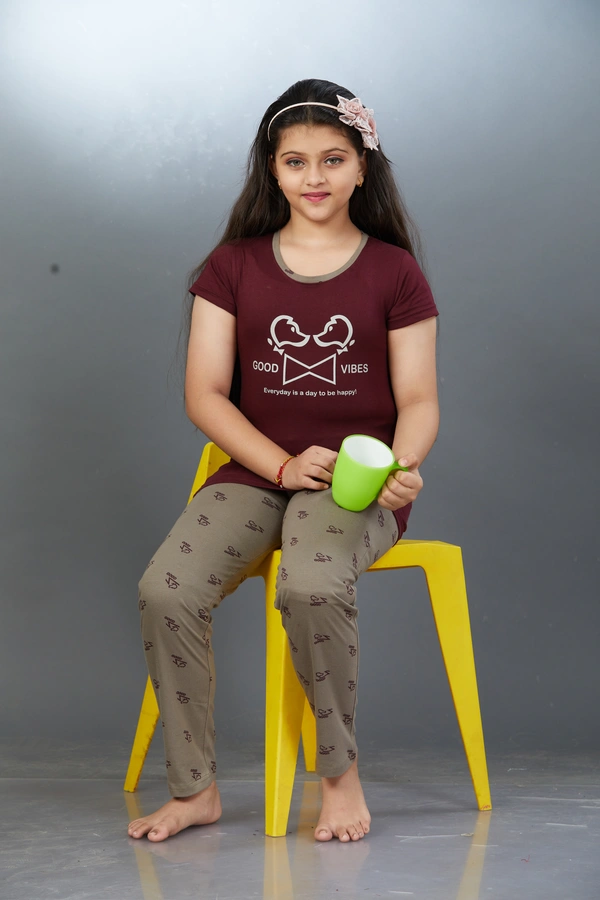 Vee Max Girls Printed Collar Night Suit