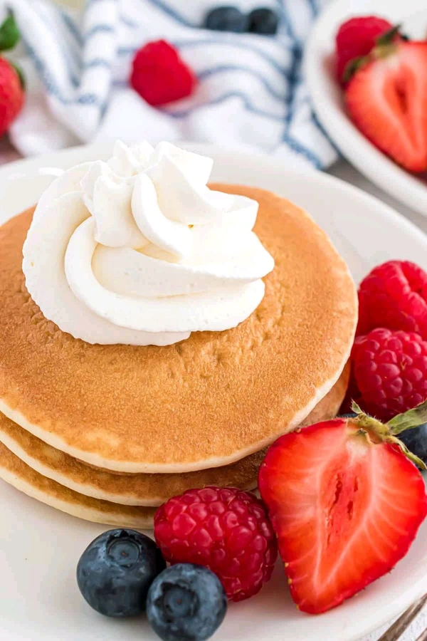 Plain Pancake With Berry And Whiped Cream  - Obra