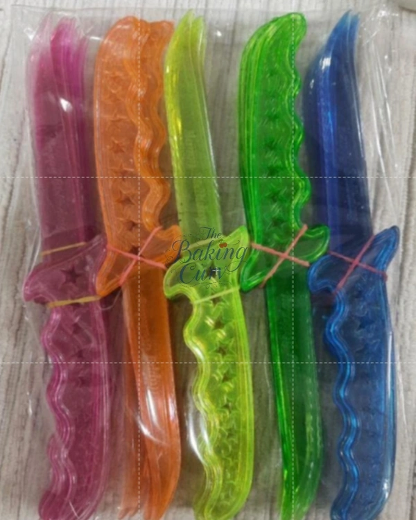 The Baking Curv Plastic Cutting Knife – Durable, Disposable Knife for Cakes, Pastries & Bakery Use - Pack of 50