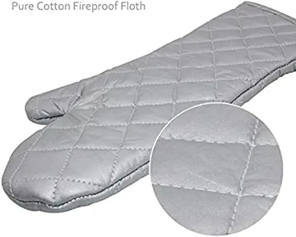 The Baking Curv Silver Baking Oven Gloves for Ideal Use in Homes, Bakeries, Hotels