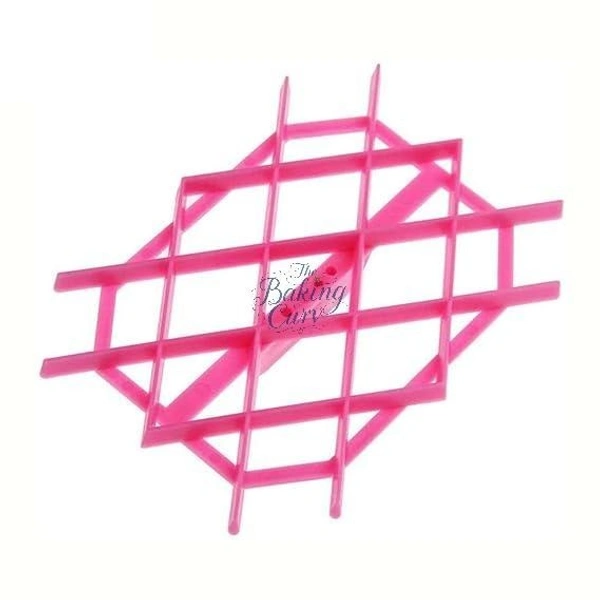 "Zig Zag Fondant Cutter – Plastic Edge Trimmer Tool for Cake Decorating & Pastry Design"