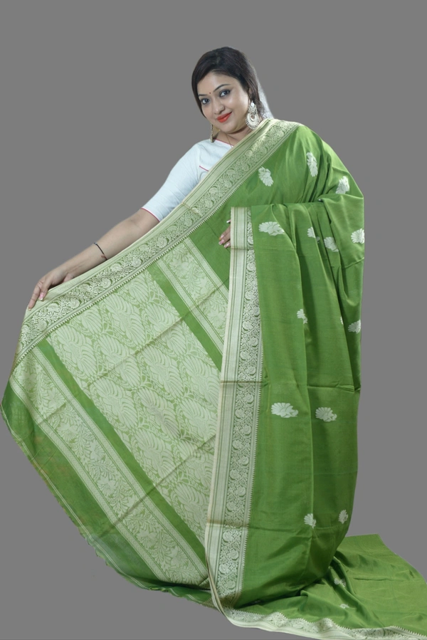 SKU0407 :   Elegant Poly Cotton Saree – Lightweight & Comfortable Daily Wear  - Normal Length 6.3 mtr Plus, Green, Buti / Booti, Dry Clean Only, Yes